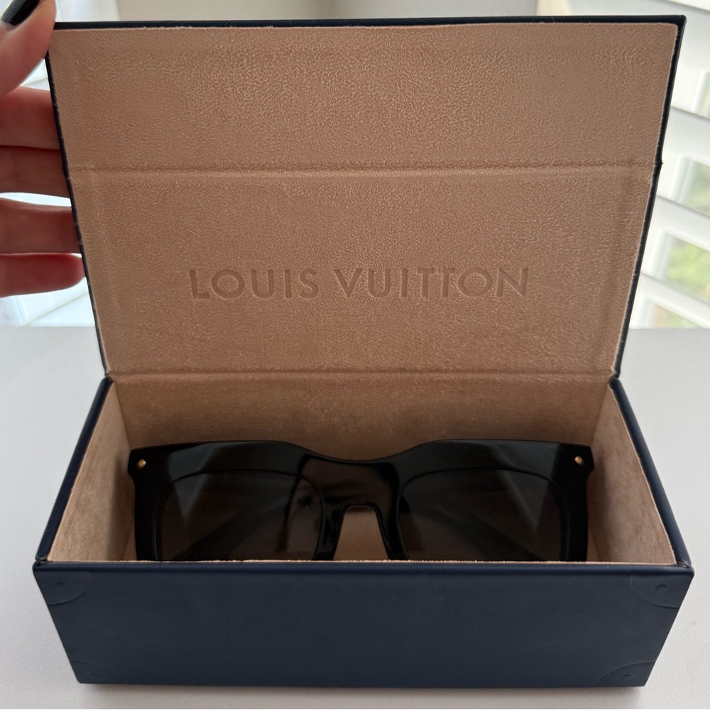AUTHENTIC Louis Vuitton Black Sunglasses - Picture 9 of 10